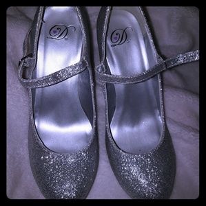 💥SALE💥D Heart Silver Heels